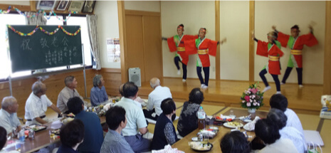 宇佐フラダンス・よさこい青龍のみなさんが敬老会に参加