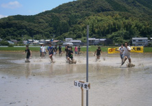 どろんこ大会ゴールにダイブ