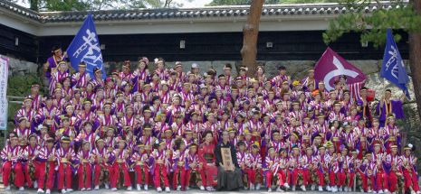 よさこい祭り高知城前で記念撮影